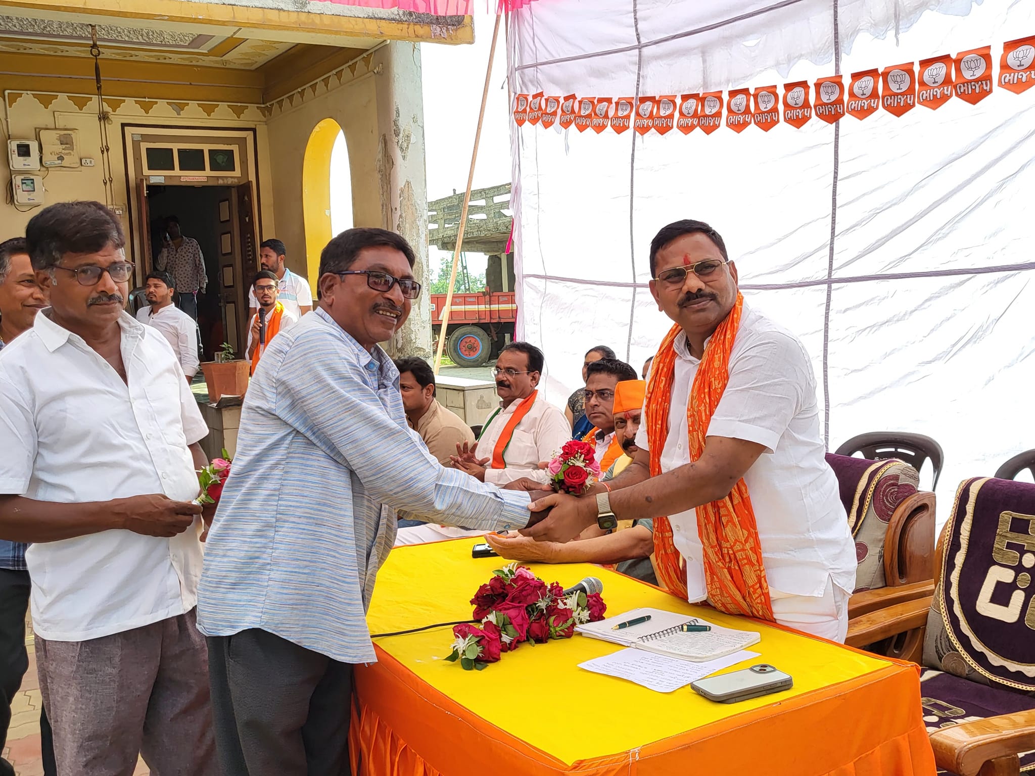 સહી નિયત સહી નેતૃત્વ, અબકી બાર મોદી સરકાર ફીર એક બાર ૪૦૦ કે પાર, આગામી લોકસભા ચૂંટણી માટે ભારતીય જનતા પાર્ટી દ્વારા ૨૩- બારડોલી લોકસભા બેઠક માટે સતત ત્રીજી વખત જાહેર થયેલા લોકલાડીલા ઉમેદવાર સાંસદ શ્રી પ્રભુભાઈ વસાવા સાહેબ દ્વારા આજરોજ વાલોડ ગામના ગણેશ મંદિરે દર્શન કરી વાલોડ તાલુકાના રાનવેરી, બુહારી, ગોડધા, અંધાત્રી, મોરદેવી ગામોમાં ચૂંટણી સંદર્ભે પ્રવાસ કરવામાં આવ્યો..